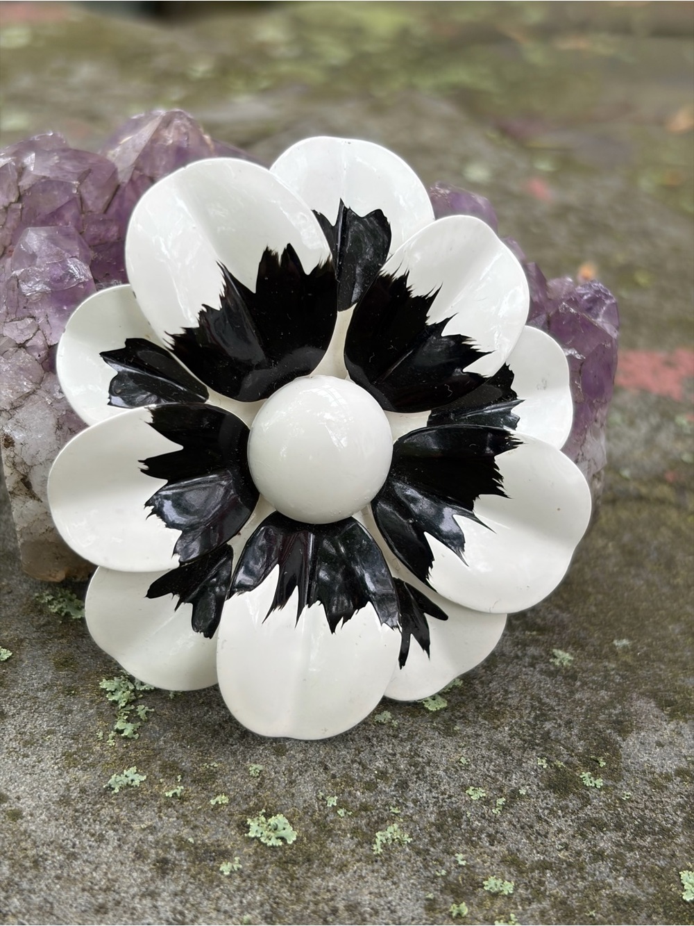 PRETTY RETRO SIXTIES VTG ENAMEL BLACK & WHITE DAISY FLOWER BROOCH NICE